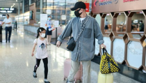 文章与大女儿现身机场,父女俩全程无交流引关注