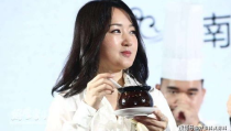 吃瓜娱乐杨钰莹视频播放,吃货魅力不减当年